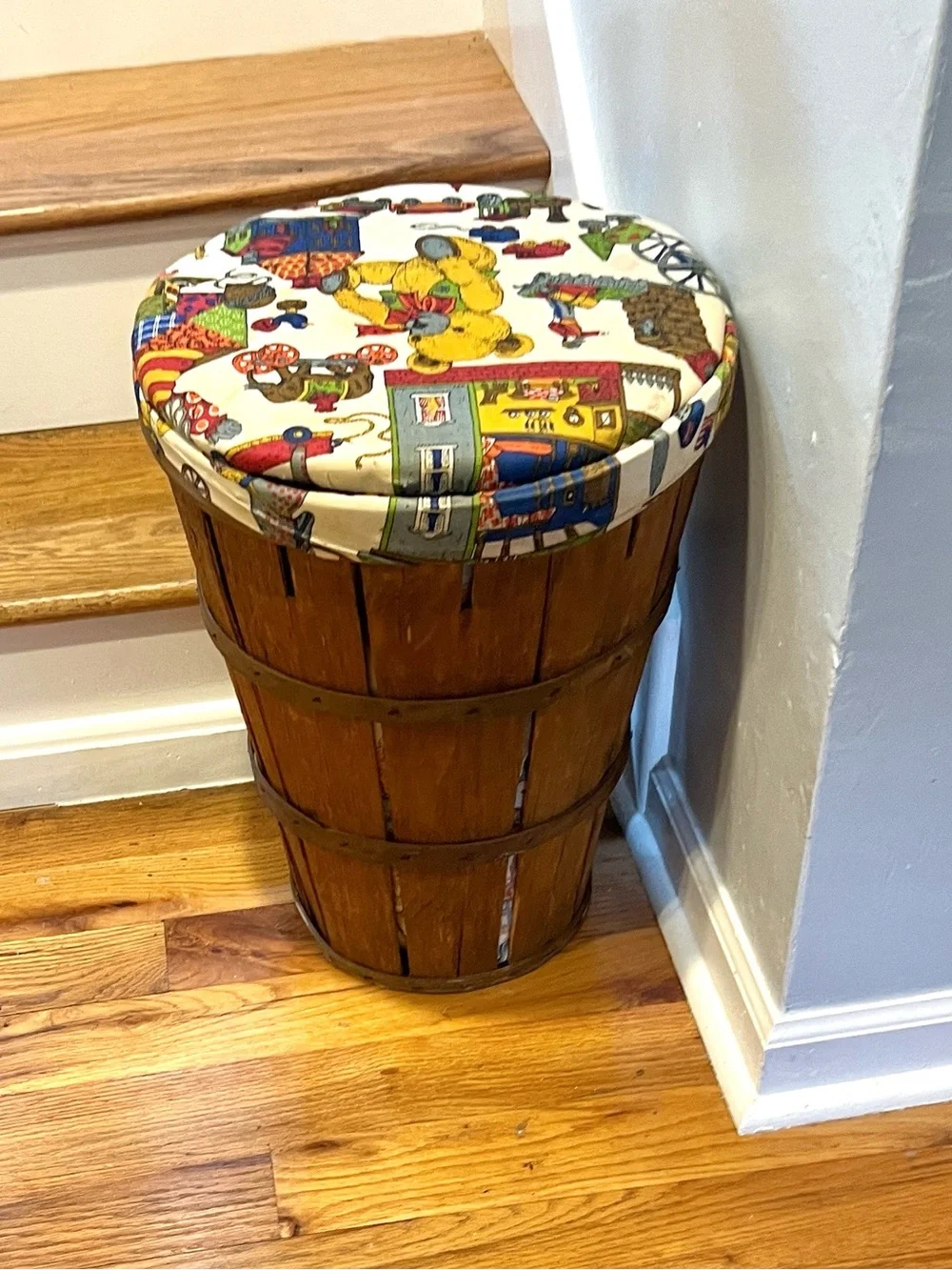 VTG Primitive Wooden Bushel Basket Hamper w Padded Lid & Liner Farmhouse Storage
